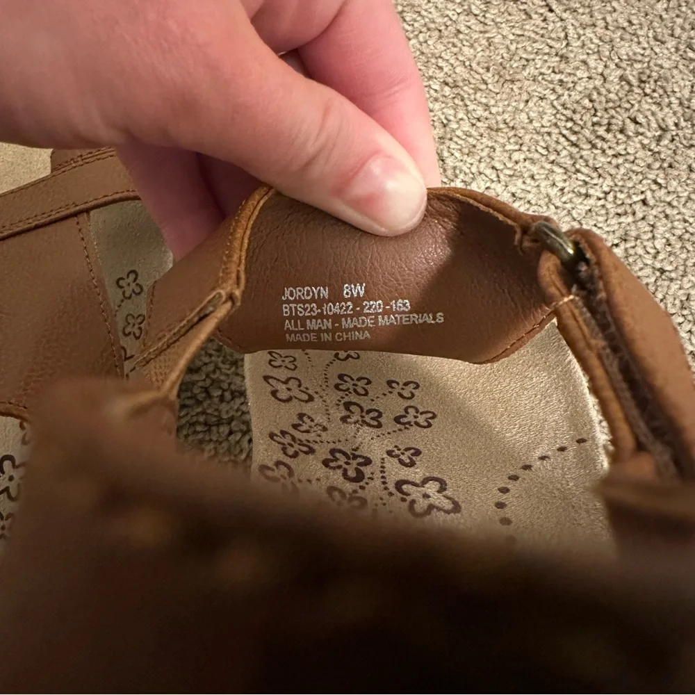 Baretraps brown sandals soft footbed and a T-strap design size 8W - Picture 7 of 7